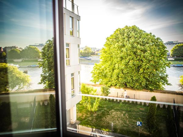 Cracow Riverside Aparthotel : photo 4 de la chambre appartement de luxe 1 chambre avec vue sur la rivière