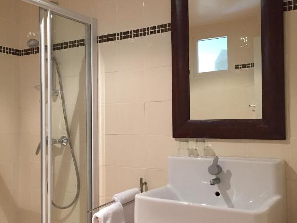 Le clos Saint Aubin : photo 2 de la chambre chambre double supérieure - vue sur jardin