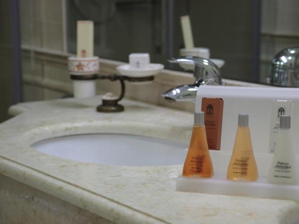 Palazzo Alabardieri : photo 10 de la chambre suite junior avec bain à remous