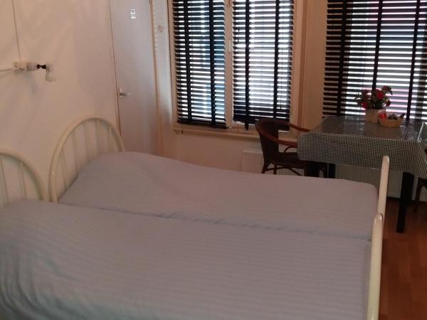 Hostel Pension Tivoli : photo 3 de la chambre chambre lits jumeaux avec salle de bains privative