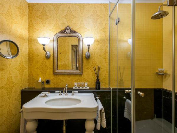 Grand Hotel LES TROIS ROIS : photo 2 de la chambre chambre lit queen-size - rivière 