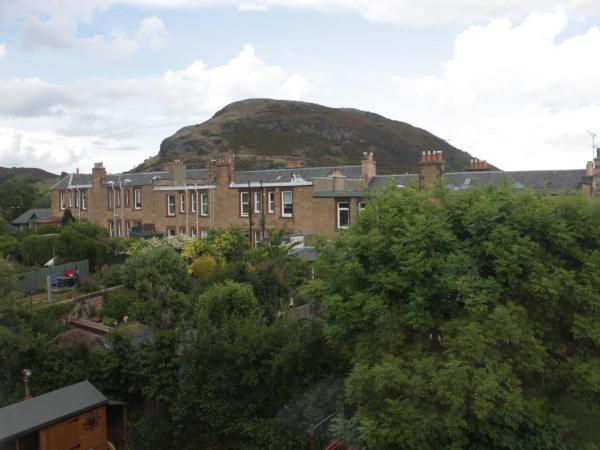 Airdenair Guest House : photo 9 de la chambre chambre triple avec salle de bains privative