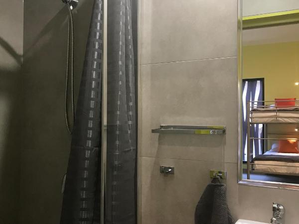 Breeze Lodge : photo 5 de la chambre lit dans dortoir mixte de 4 lits avec salle de bains privée