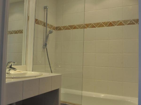 Hôtel Le Mozart : photo 6 de la chambre chambre double avec douche