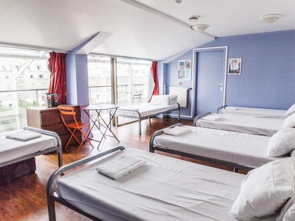St Christopher's Inn Paris - Canal : photo 5 de la chambre lit dans un dortoir de 6 lits avec salle de bains privative