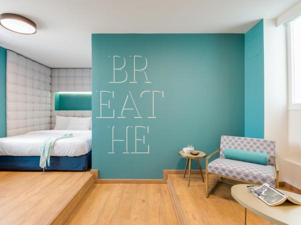 Colors Urban Hotel Thessaloniki : photo 4 de la chambre chambre double deluxe avec terrasse privée et jacuzzi