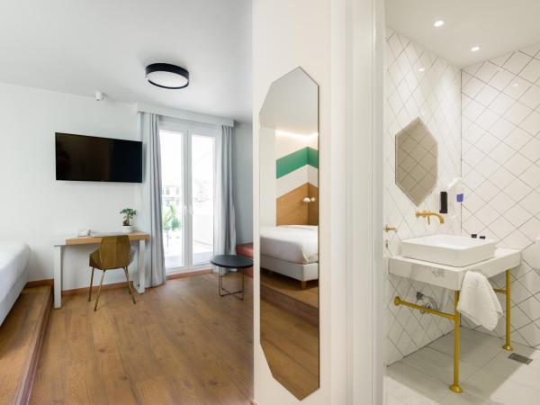 Colors Urban Hotel Thessaloniki : photo 7 de la chambre chambre double deluxe avec terrasse privée et jacuzzi