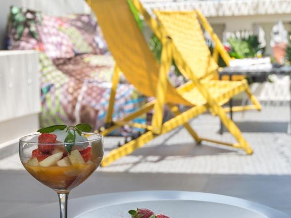 Colors Urban Hotel Thessaloniki : photo 9 de la chambre chambre double deluxe avec terrasse privée et jacuzzi