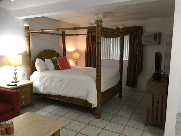 Courtyard Villa Hotel : photo 2 de la chambre suite lit queen-size
