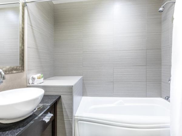 Hotel Ambassadeur et Suites : photo 6 de la chambre chambre double Économique avec 2 lits doubles 
