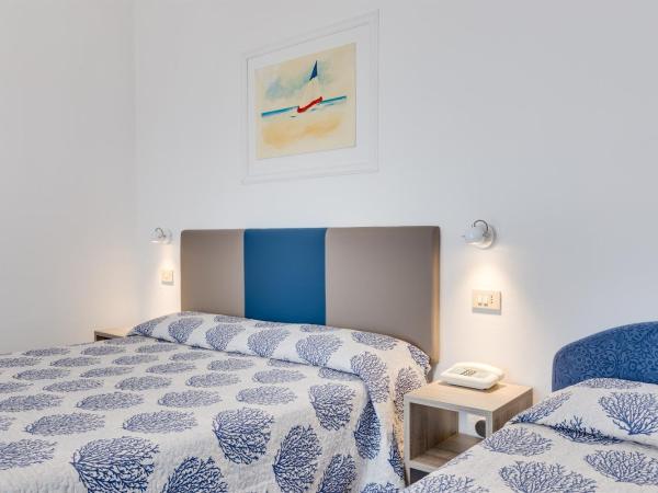 Hotel Manila : photo 5 de la chambre chambre triple avec balcon - vue partielle sur mer