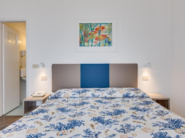 Hotel Manila : photo 2 de la chambre chambre double ou lits jumeaux standard avec vue partielle sur la mer