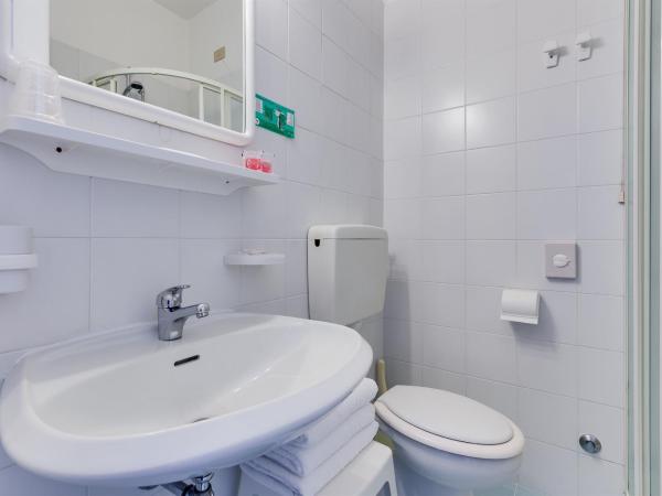 Hotel Manila : photo 9 de la chambre chambre familiale avec balcon - vue sur ville