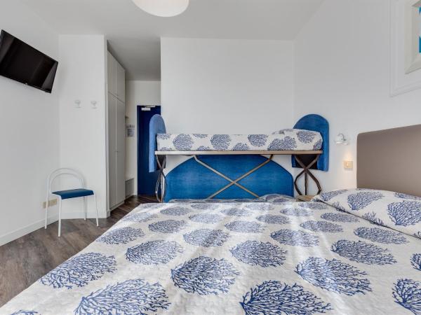 Hotel Manila : photo 1 de la chambre chambre familiale avec balcon - vue sur ville