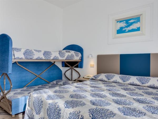 Hotel Manila : photo 6 de la chambre chambre familiale avec balcon - vue sur ville