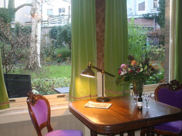 B&B Het Hart van Haarlem : photo 3 de la chambre chambre lit king-size deluxe - vue sur jardin