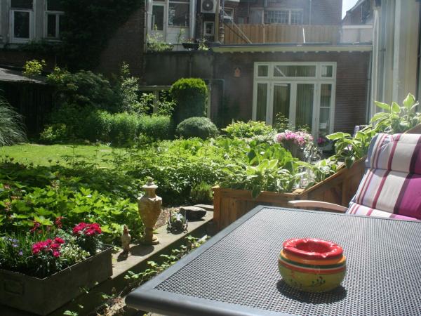 B&B Het Hart van Haarlem : photo 9 de la chambre chambre lit king-size deluxe - vue sur jardin