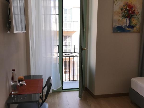Boutique Hôtel Neptune Nice : photo 1 de la chambre chambre double avec balcon - vue sur rue piétonne 
