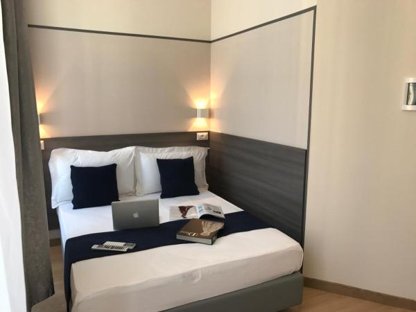 Boutique Hôtel Neptune Nice : photo 4 de la chambre chambre double avec balcon - vue sur rue piétonne 
