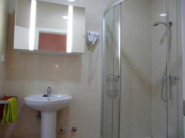 Hostal Goyal Pizarro : photo 3 de la chambre chambre simple avec salle de bains privative