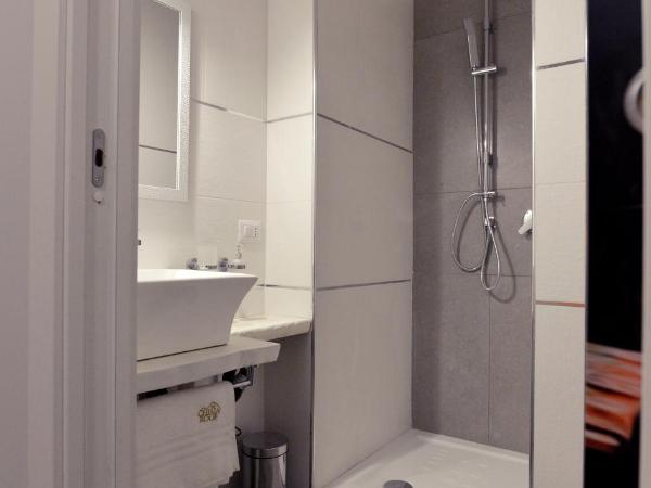 Chiaia Roof : photo 1 de la chambre chambre simple avec salle de bains privative