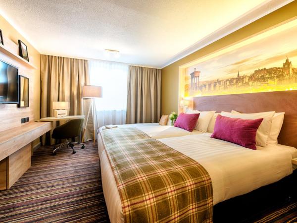 Leonardo Hotel Edinburgh Haymarket : photo 4 de la chambre hébergement lit king-size exécutif avec canapé