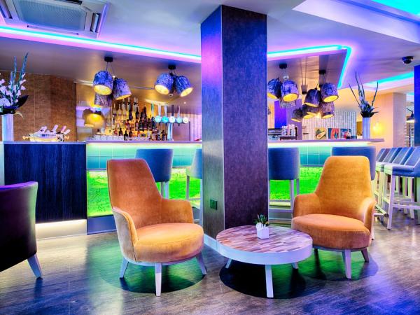 Leonardo Hotel Edinburgh Haymarket : photo 6 de la chambre hébergement lit king-size exécutif avec canapé