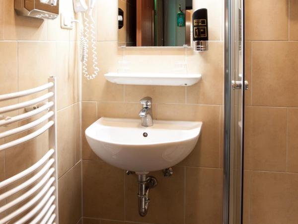 Hotel-Pension ODIN : photo 2 de la chambre chambre double avec salle de bains privative