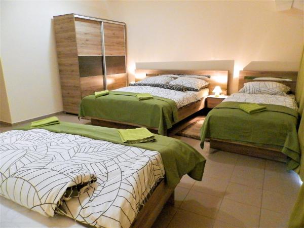 Bartók Tér Panzió : photo 2 de la chambre chambre familiale avec salle de bains
