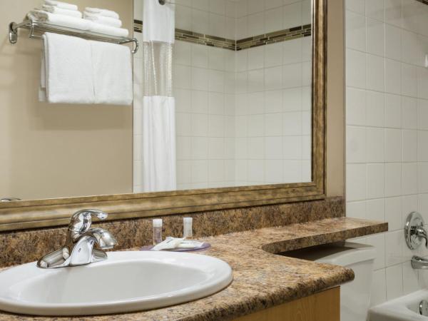 Days Inn by Wyndham Victoria Uptown : photo 6 de la chambre chambre avec 2 lits queen-size - vue limitée - non-fumeurs