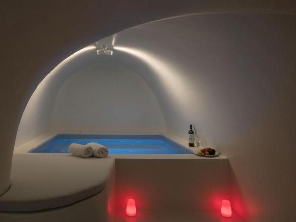 Aria Suites & Villas : photo 9 de la chambre villa la traviata 1 chambre avec jacuzzis intérieur et extérieur - vue sur caldera