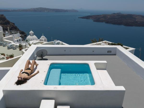 Aria Suites & Villas : photo 10 de la chambre villa troglodyte la vida breve 1 chambre avec 2 jacuzzis - vue sur caldera 