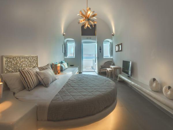 Secret Legend Suites : photo 5 de la chambre grande suite avec bains à remous extérieur - vue sur caldeira