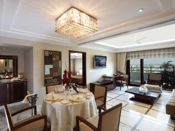 Jaypee Vasant Continental : photo 9 de la chambre superior suite with complimentary one way airport transfer, with 10% discount on food and soft beverages (not on in room dining ), suite lounge amenity coupon (terms and conditions applicable)