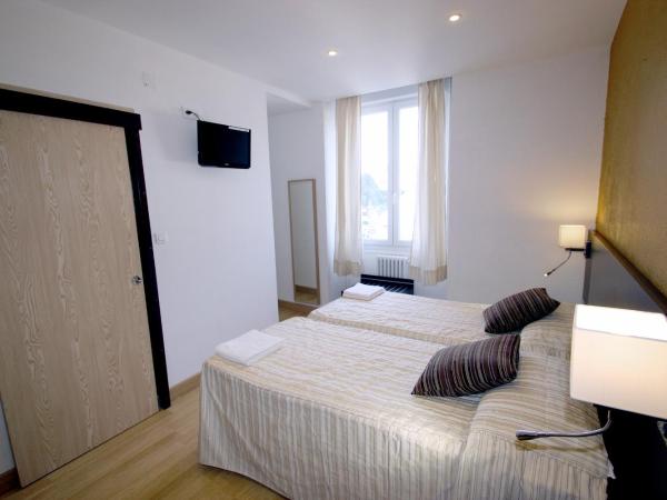 Hôtel La Source : photo 2 de la chambre chambre quadruple