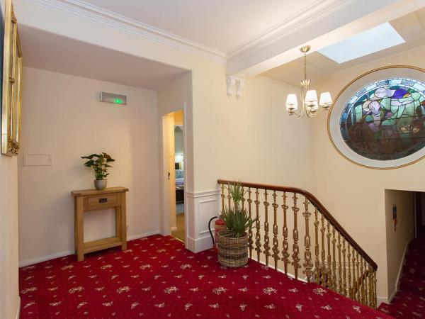 Cedars Guest House : photo 2 de la chambre chambre double avec salle de bains privative