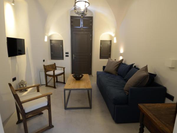 Aria Suites & Villas : photo 7 de la chambre villa troglodyte dolce far niente 2 chambres avec jacuzzi - vue sur caldera 