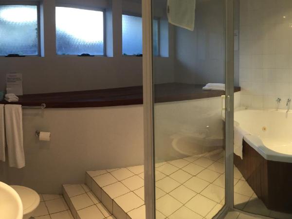 Waterfront Lodge Motel : photo 5 de la chambre chambre lit king-size avec baignoire spa