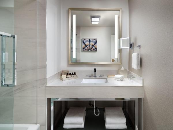 Fairmont Empress Hotel : photo 4 de la chambre hébergement lit king-size fairmont gold - vue sur port