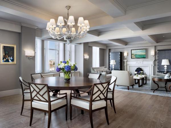 Fairmont Empress Hotel : photo 5 de la chambre suite royale avec accès au salon - vue sur port