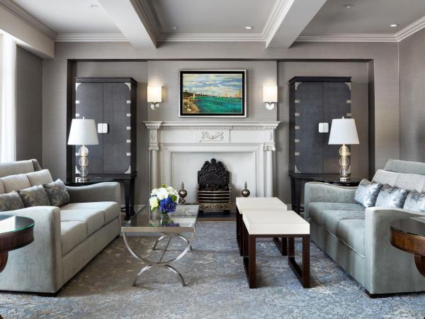 Fairmont Empress Hotel : photo 8 de la chambre suite royale avec accès au salon - vue sur port