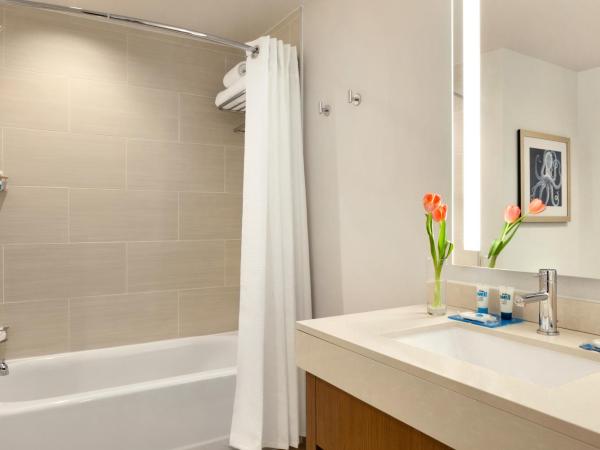 Hyatt House Virginia Beach / Oceanfront : photo 7 de la chambre suite studio lit king-size avec canapé-lit et douche accessible en fauteuil roulant - adapté aux personnes à mobilité réduite - côté océan