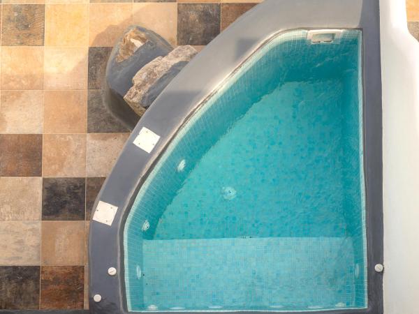 Secret Legend Suites : photo 8 de la chambre grande suite avec bains à remous extérieur - vue sur caldeira