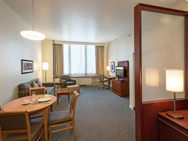 Le Square Phillips Hôtel & Suites : photo 2 de la chambre suite loft avec 1 lit queen-size