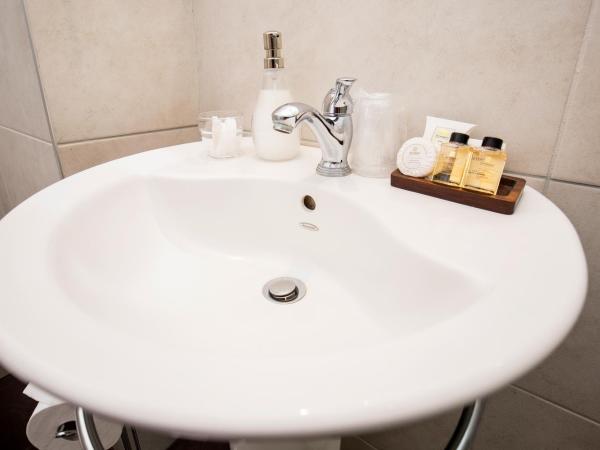 Petit Hôtel - Café Krieghoff : photo 4 de la chambre chambre double n°6