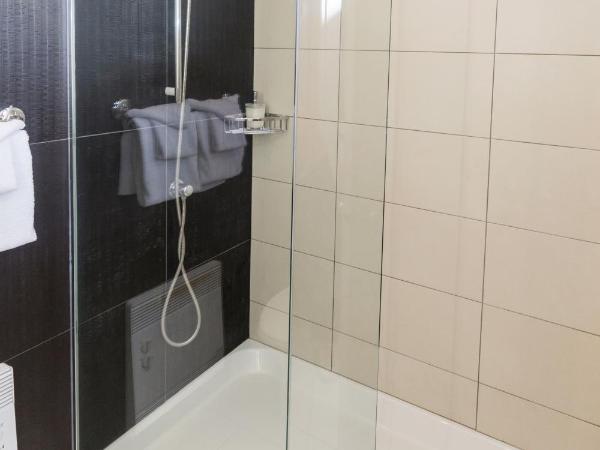 Petit Hôtel - Café Krieghoff : photo 4 de la chambre chambre queen n°5