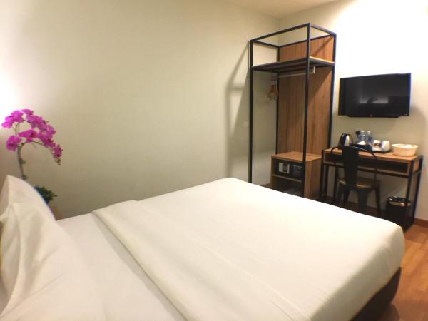 BIG M Hotel : photo 4 de la chambre chambre lit queen-size standard sans fenêtre