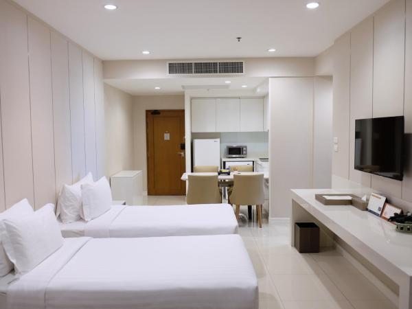 Grande Centre Point Ploenchit : photo 1 de la chambre two-bedroom with 2 extra beds in living room