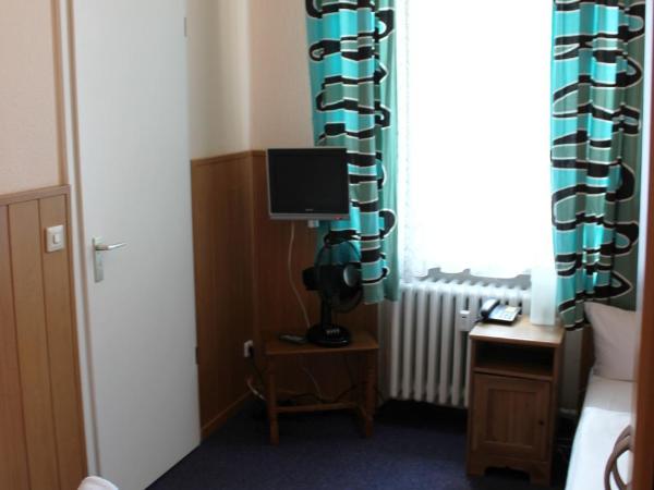 Hotel-Pension Rheingold am Kurfürstendamm : photo 6 de la chambre chambre lits jumeaux