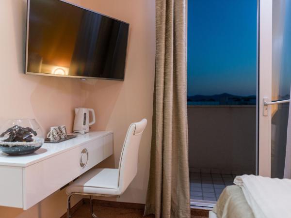 Adriatica dream luxury accommodation - Free parking : photo 6 de la chambre chambre triple de luxe avec balcon et vue sur la mer
